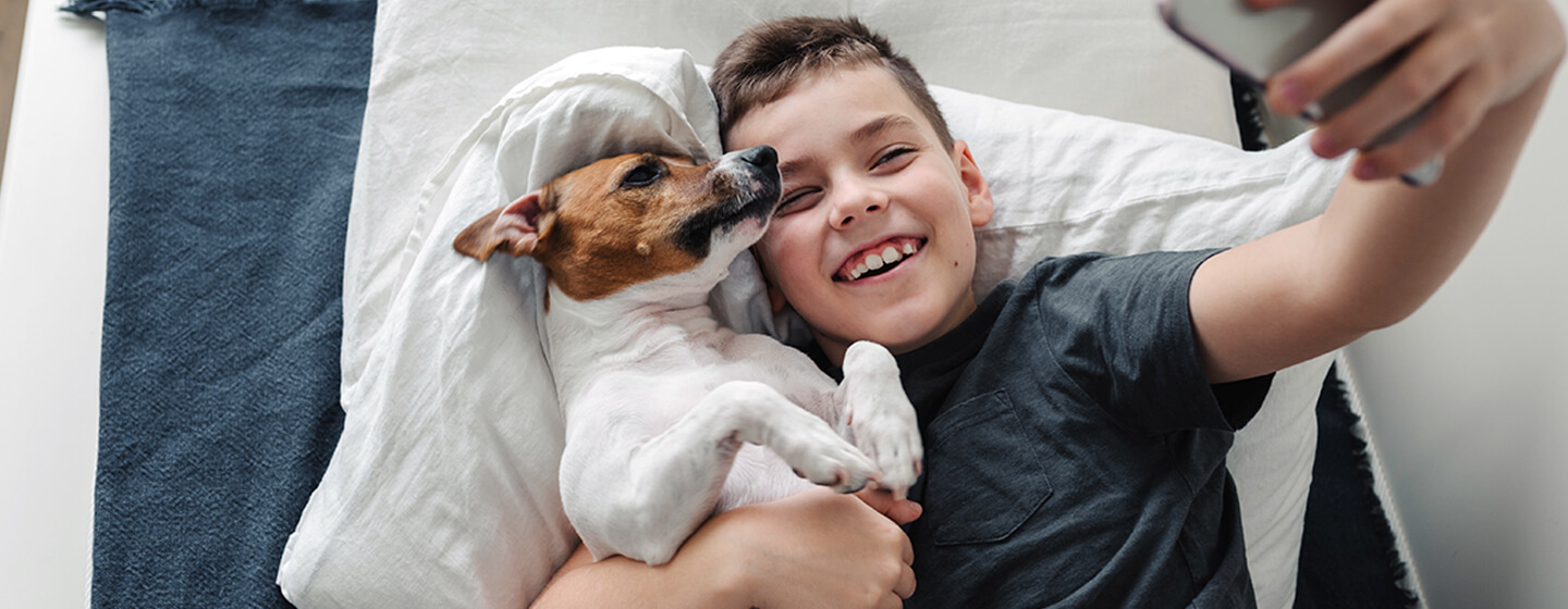 garçon prenant un selfie avec son chien