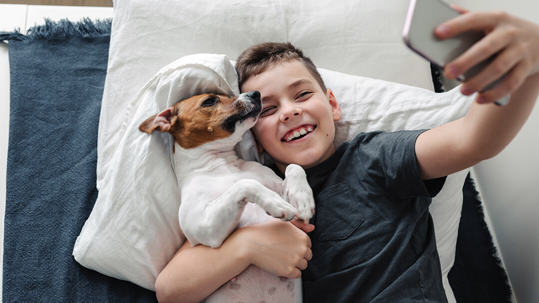 garçon prenant un selfie avec son chien