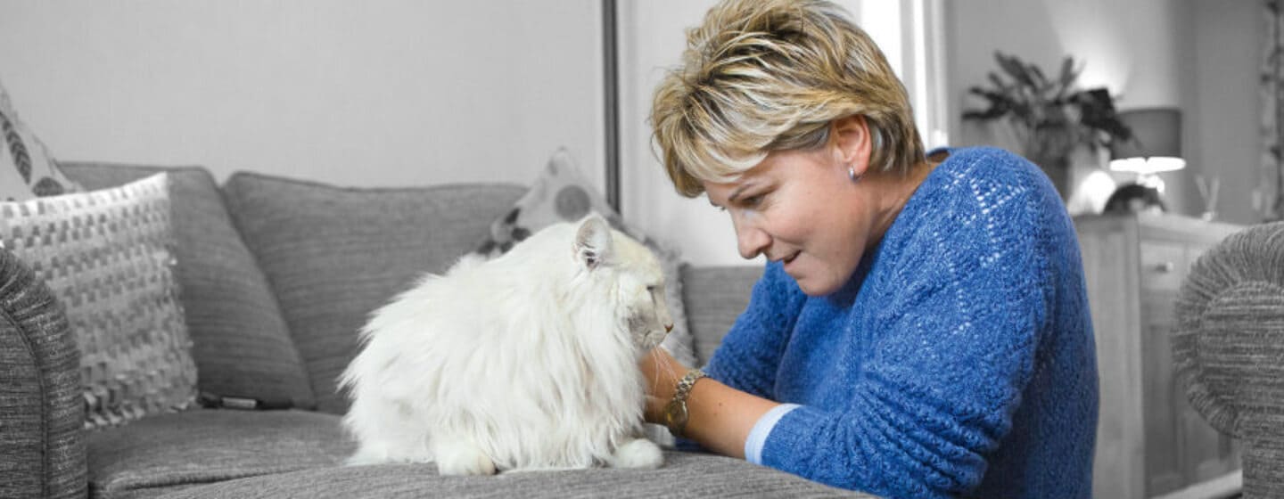 femme et son chat