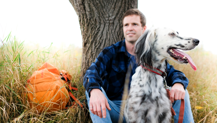 Homme assis avec son chien