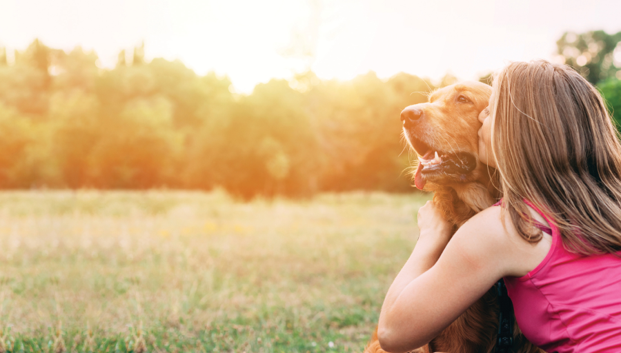 Femme avec son chien dans un parc