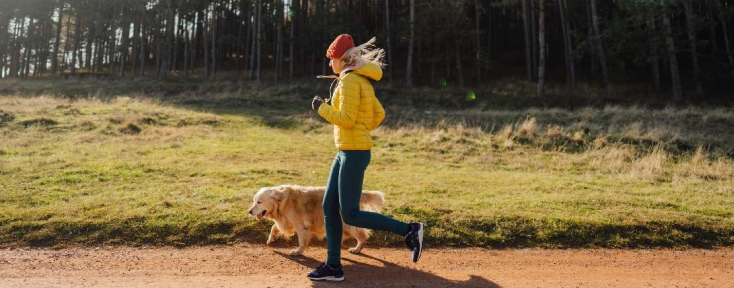 femme faisant du jogging avec un chien