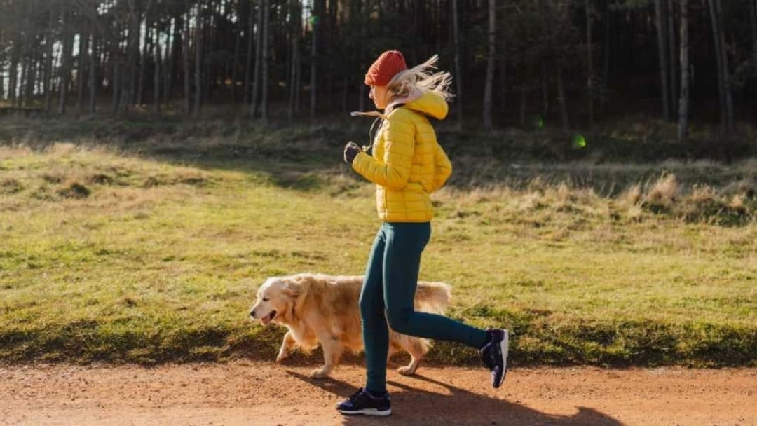 femme faisant du jogging avec un chien