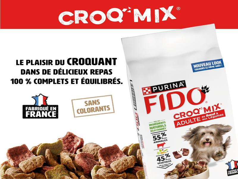 Le chien FIDO ® courant vers sa gamelle remplie de croquettes Croq’Mix ® ainsi qu’une carte de la France