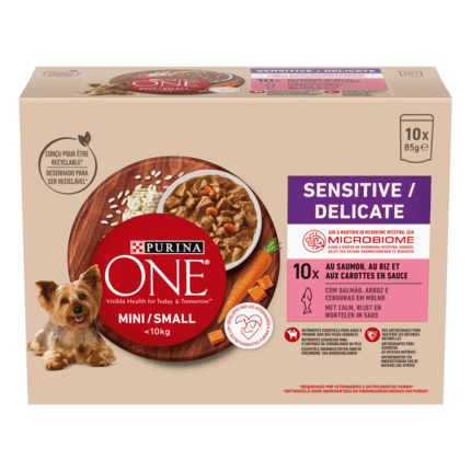 PURINA® ONE® MINI/SMALL < 10kg Sensitive au Saumon, au Riz et aux Carottes en sauce