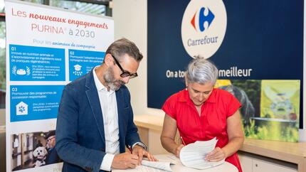 Un homme et une femme signent un contrat.