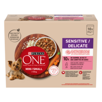 PURINA® ONE® MINI/SMALL < 10kg Sensitive au Saumon, au Riz et aux Carottes en sauce