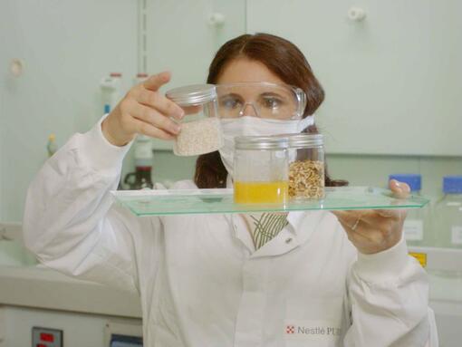 Femme scientifique regardant des ingrédients dans des pots