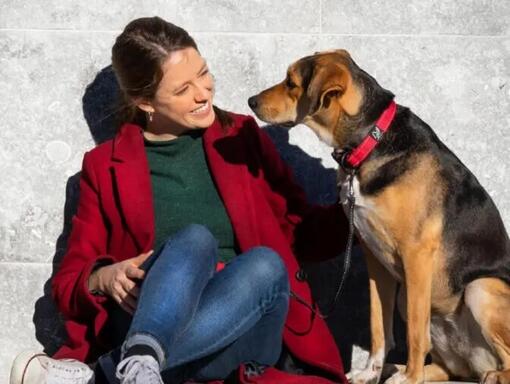 Mieux avec les animaux de compagnie prix femme assise avec chien