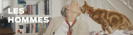femme âgée sur un canapé avec un chat
