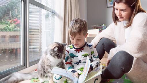 garçon avec un chat lisant un livre