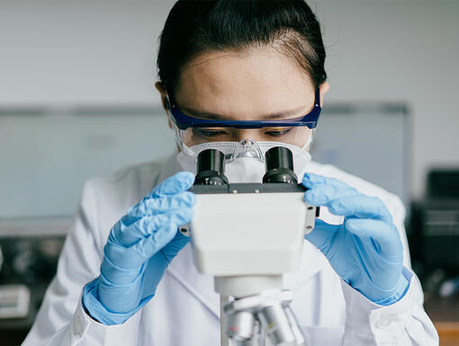 Femme travaillant dans un laboratoire