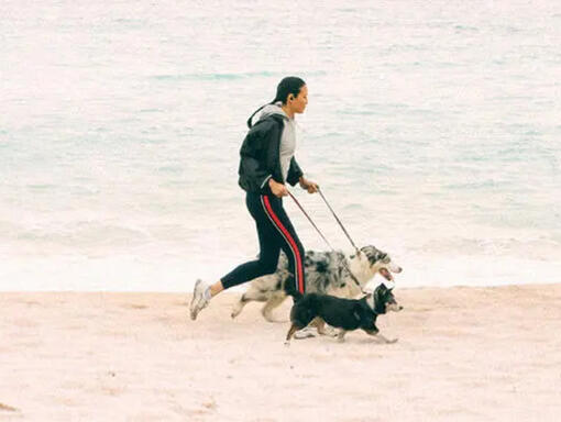 femme qui court sur la plage avec son chien