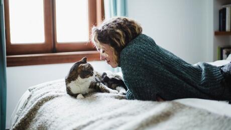 jeune femme et un chat