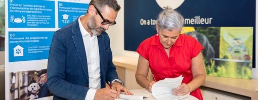Un homme et une femme signent un contrat.